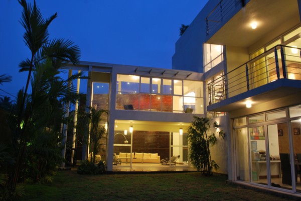 Rumah Minimalis Contemporer Design by Architect Channa Horombuwa